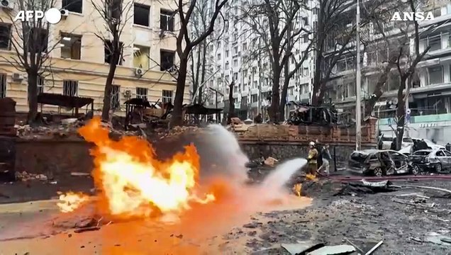 Attacco russo a Kiev, auto in fiamme ed edifici danneggiati