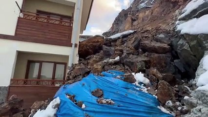 Karadeniz'de yine heyelan felaketi: Kayalar evleri yıkıp geçti