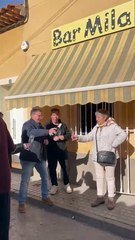 Agraciados celebran el quinto premio en el Bar Mila de Socuéllamos.