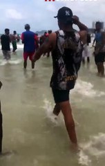 Suspeito de roubo é espancado por turistas e comerciantes em praia: 'Vão matar ele'
