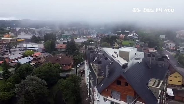 Drone mostra como ficou avenida de Gramado após queda de avião