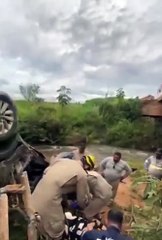 VÍDEO: Carro com ministro do TST cai de ponte e capota em GO