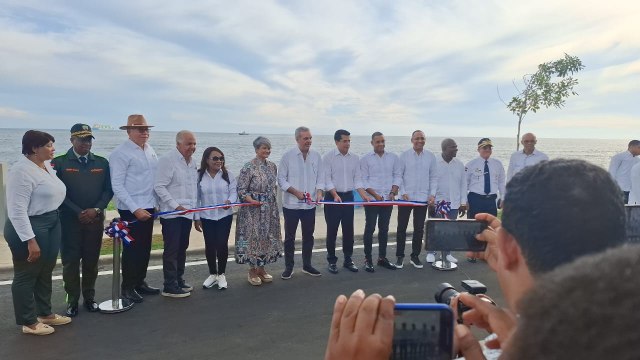 Presidente Abinader y ministro Collado entregan el remodelado malecón de San Pedro de Macorís.