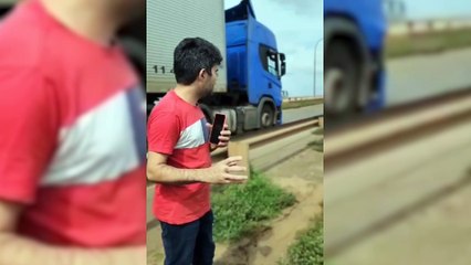 Tragédia e desespero! Carreta cai em rio após ponte desabar