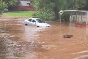 Chuva danifica ponte no bairro Laranjeiras em Umuarama; enxurrada quase arrasta veículo