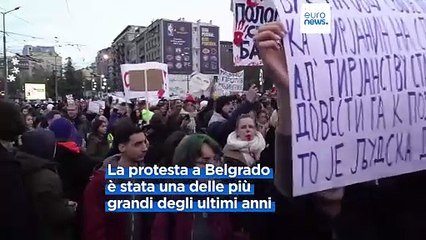 Decine di migliaia di serbi protestano contro il presidente Aleksandar Vučić