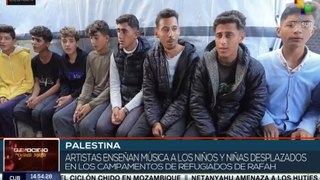 Músicos palestinos comparten su arte con los refugiados del campamento de Rafah