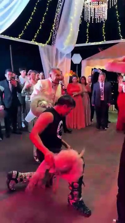 Elmer Hermosa le canta a su esposa en su Boda
