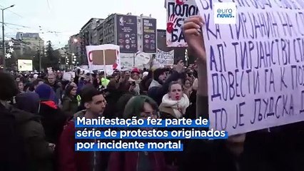 Dezenas de milhares de sérvios protestam contra o presidente Aleksandar Vučić