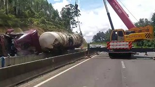 Momento em que caminhão é destombado na BR-376, dois dias após acidente que matou motorista no PR