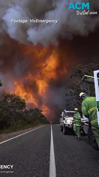 Firefighters continue to battle Grampians bushfires before Xmas
