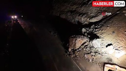 Artvin'de Gece Heyelan, Karayolu Ulaşıma Kapandı