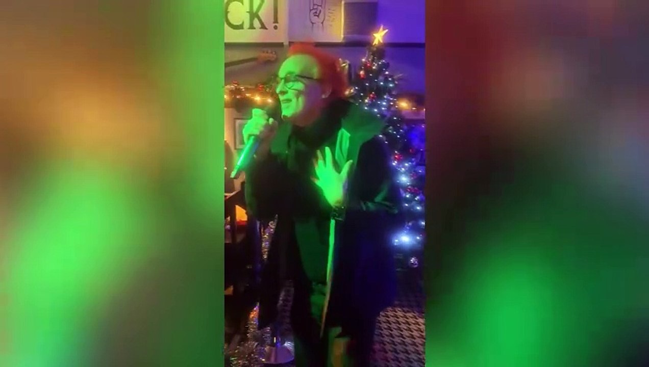 Travis’ Fran Healy does karaoke at Glasgow bar