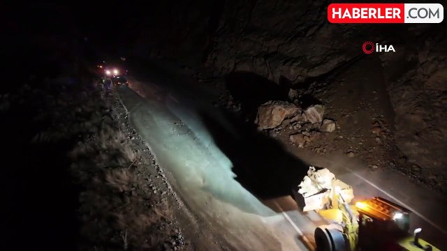 Artvin'de Gece Heyelan, Karayolu Ulaşıma Kapandı