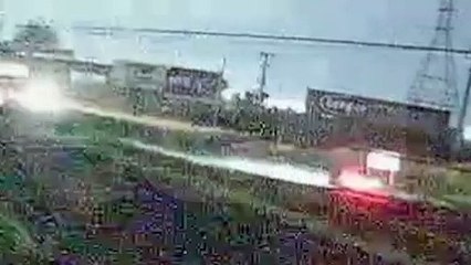 Câmera flagra jovem derrubando placa e capotando quadriciclo antes de ser escalpelado na BR-277