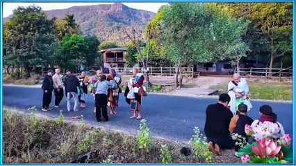 Tin Vui Thầy Minh Tuệ Được Tặng Cờ Và Huy Chương Bộ Hành Lào Về Miền Đất Phật