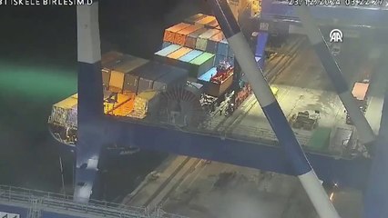 Ambarlı Limanı'nda konteyner gemisi yan yattı