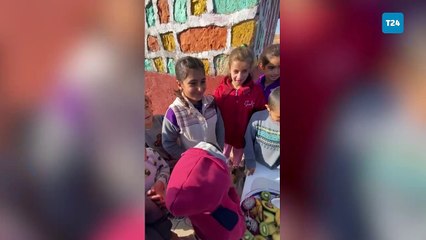 Bir öğretmen öğrencilerine tropikal meyveleri tattırdı_face