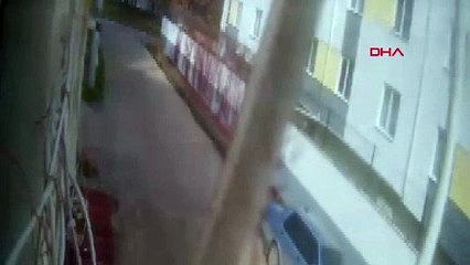 Etrafını saran başıboş köpeklerin saldırısından böyle kurtuldu