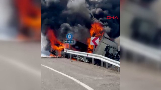 TIR devrildi, üzerindeki iş makinesi alev aldı; 3 yaralı