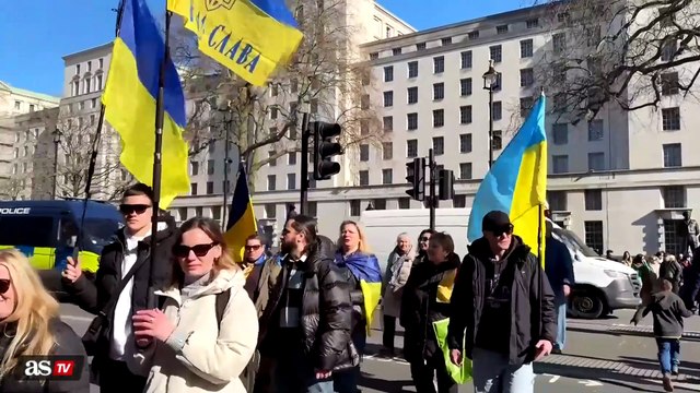 Pro-Ukraine protesters gather as leaders meet