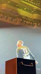 Rels B animando al público durante su concierto en Madrid