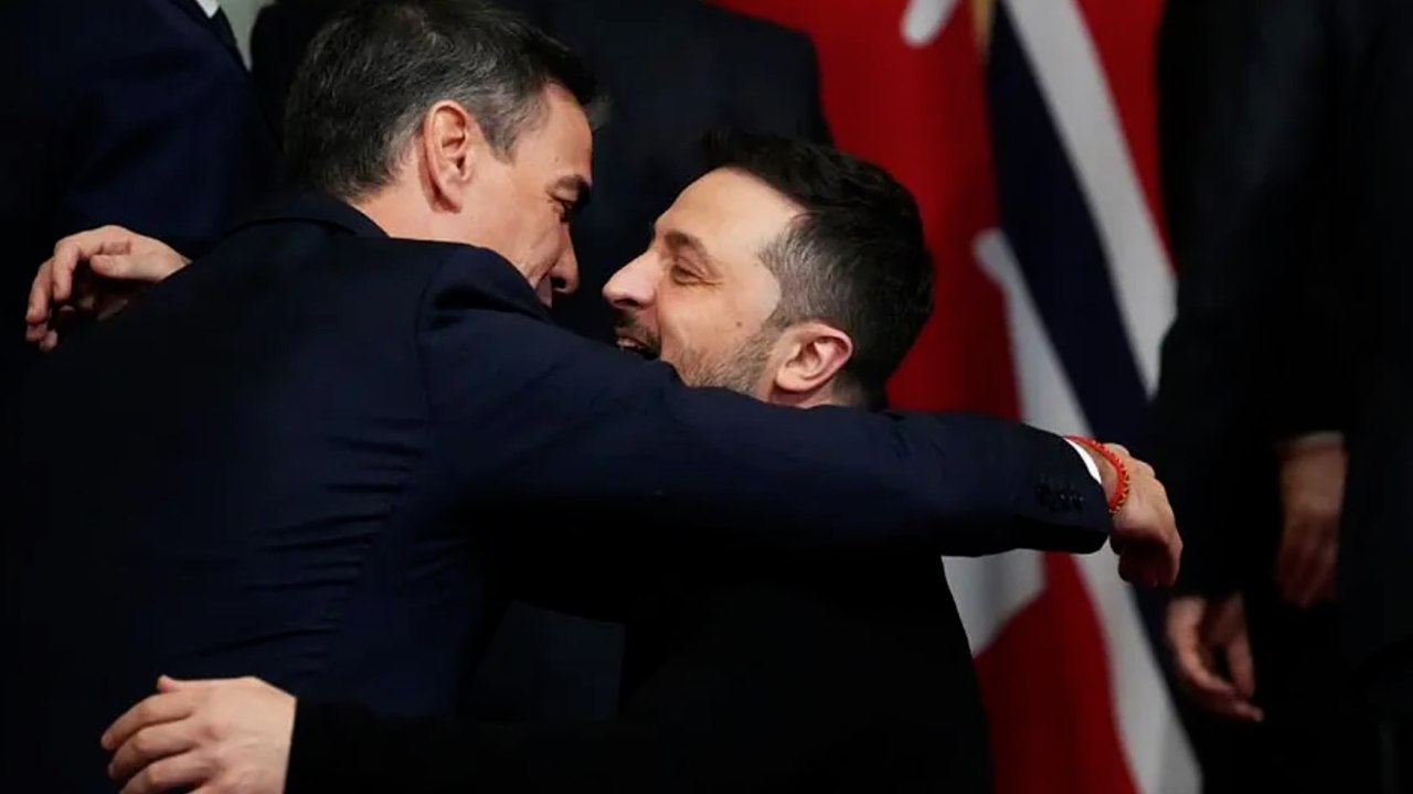 Sánchez y Zelenski se abrazan durante la cumbre de los líderes europeos en Londres