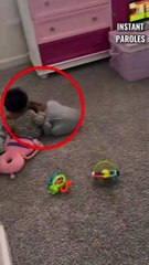 Cette petite fille prend soin de sa sœur jumelle pendant qu’elle dort