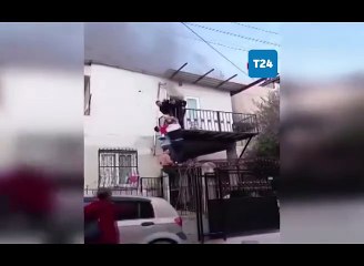 Evdeki yangında mahsur kalan kadını mahalleli kurtardı