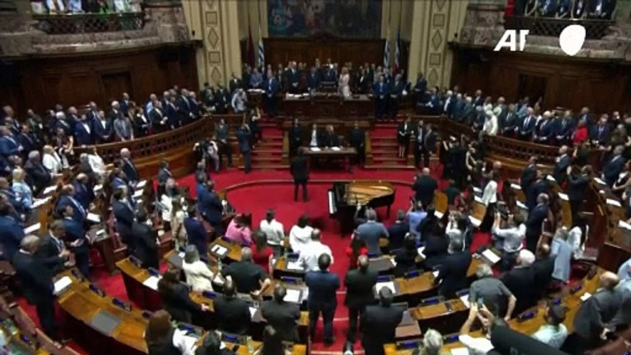 El izquierdista Yamandú Orsi asumió como presidente de Uruguay