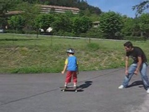 Quentin fait du skate a puget-théniers