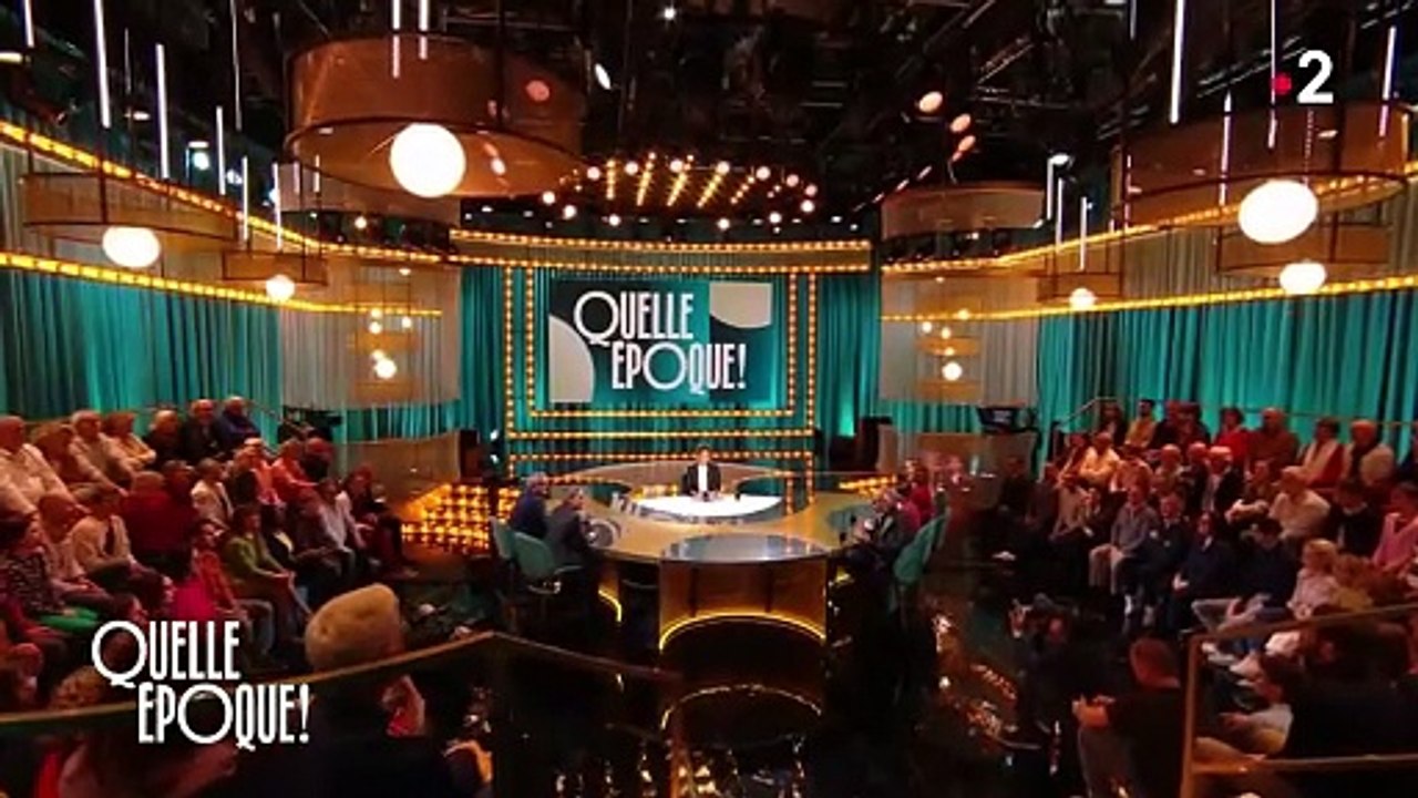 Fabrice Luchini évoque sa compagne Emmanuelle Garassino dans l'émission Quelle époque ! sur France 2, avant que Paul de Saint-Sernin ne révèle qu'elle trouve elle aussi sur le plateau du talk-show.Crédit : Quelle époque !/France 2