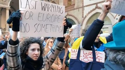 Centinaia di persone in piazza Mercanti a Milano a sostegno di Zelenski, ucraini in lacrime