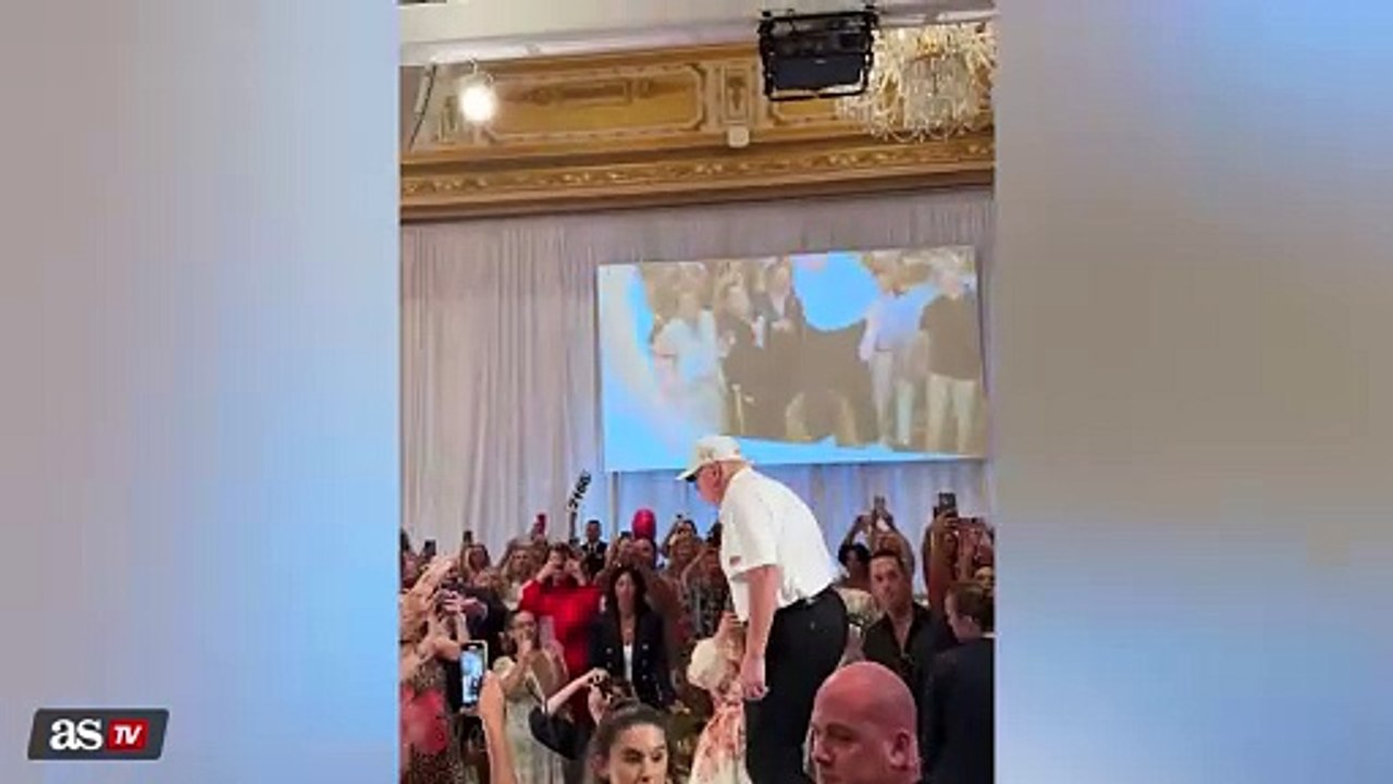 Trump and Elon Musk Make Surprise Appearance at Mar-a-Lago Event, Crowd Erupts in Cheers