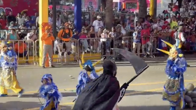 Los niños forman parte de las comparsas del Carnaval de Santo Domingo