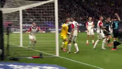 Leverkusen dominate Frankfurt to stay in title fight