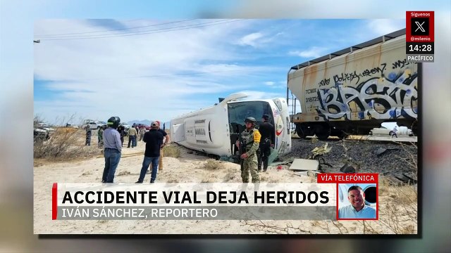 Camión de pasajeros es arrastrado por tren en la carretera Cuatro Ciénegas-San Pedro
