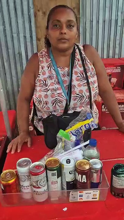 Ambulante desabafa e denuncia condições de trabalho no Carnaval: “Estou trabalhando dentro do xixi”