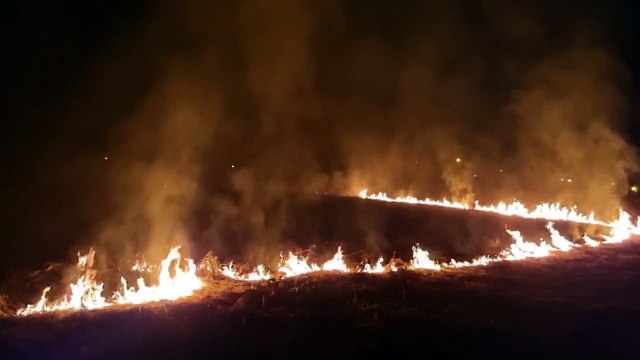 Incêndio em campo de futebol abandonado mobiliza equipes do Corpo de Bombeiros