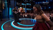 “Soy orgullosa hija de padres inmigrantes”: Zoe Saldaña recibe el Oscar a Mejor actriz de reparto