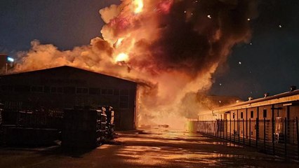 구미 국가산단 공장에서 불...한때 대응 1단계 / YTN