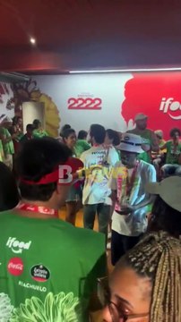 FLAGRA! Tierry chefa acompanhado de 'morena misteriosa' no Camarote Expresso 2222