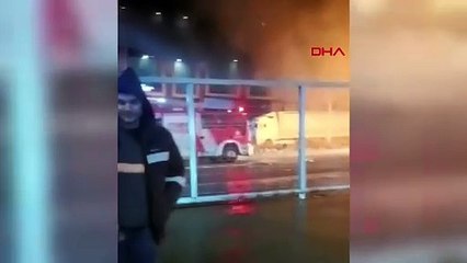 Arnavutköy'de sanayi sitesinde karton koli yüklü TIR alev alev yandı