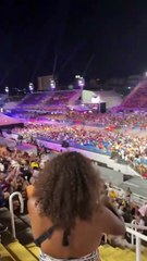 Anúncio da vitória do Brasil no Oscar emociona público no Sambódromo
