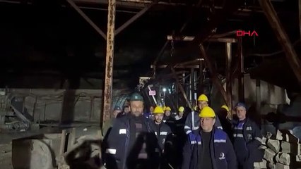 Özelleştirmeye karşı çıkan maden işçileri kendilerini madene kapattı