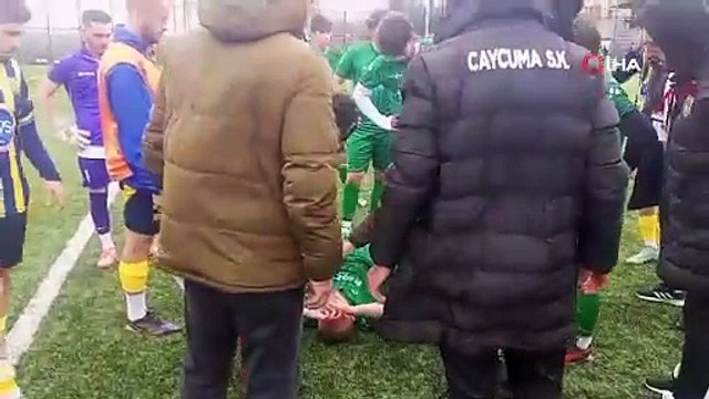 Futbol maçında rakip oyuncu ile çarpışan futbolcu nefessiz kaldı