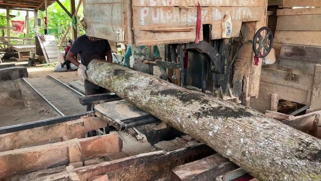 How to Safely Cut 5x5 Wood with a Sawmill Machine