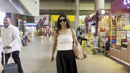 टीवी की नागिन एक्ट्रेस Mouni Roy का मुंबई एअरपोर्ट पर दिखा बोल्ड अवतार