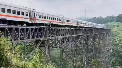 Lihat KAI Kereta Api di jembatan Cikubang