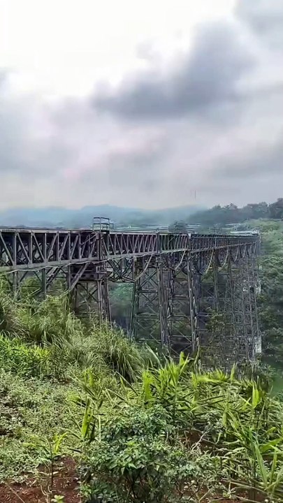 KAI Kereta Api Ciremai melintas di jembatan Cikubang
